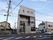 正面がガラス張りになっている４階建ての外観