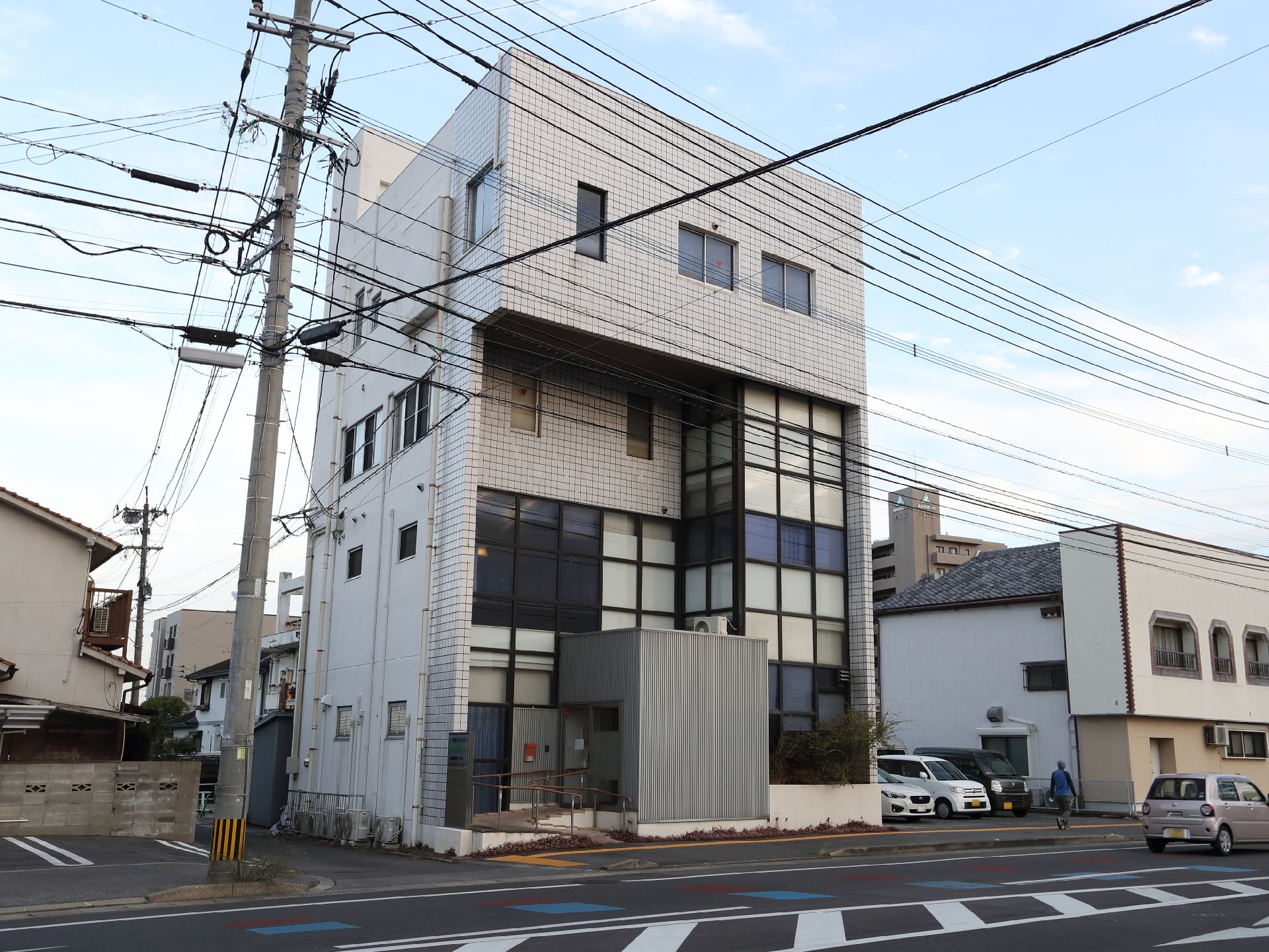 大通りの所に建てられている外観