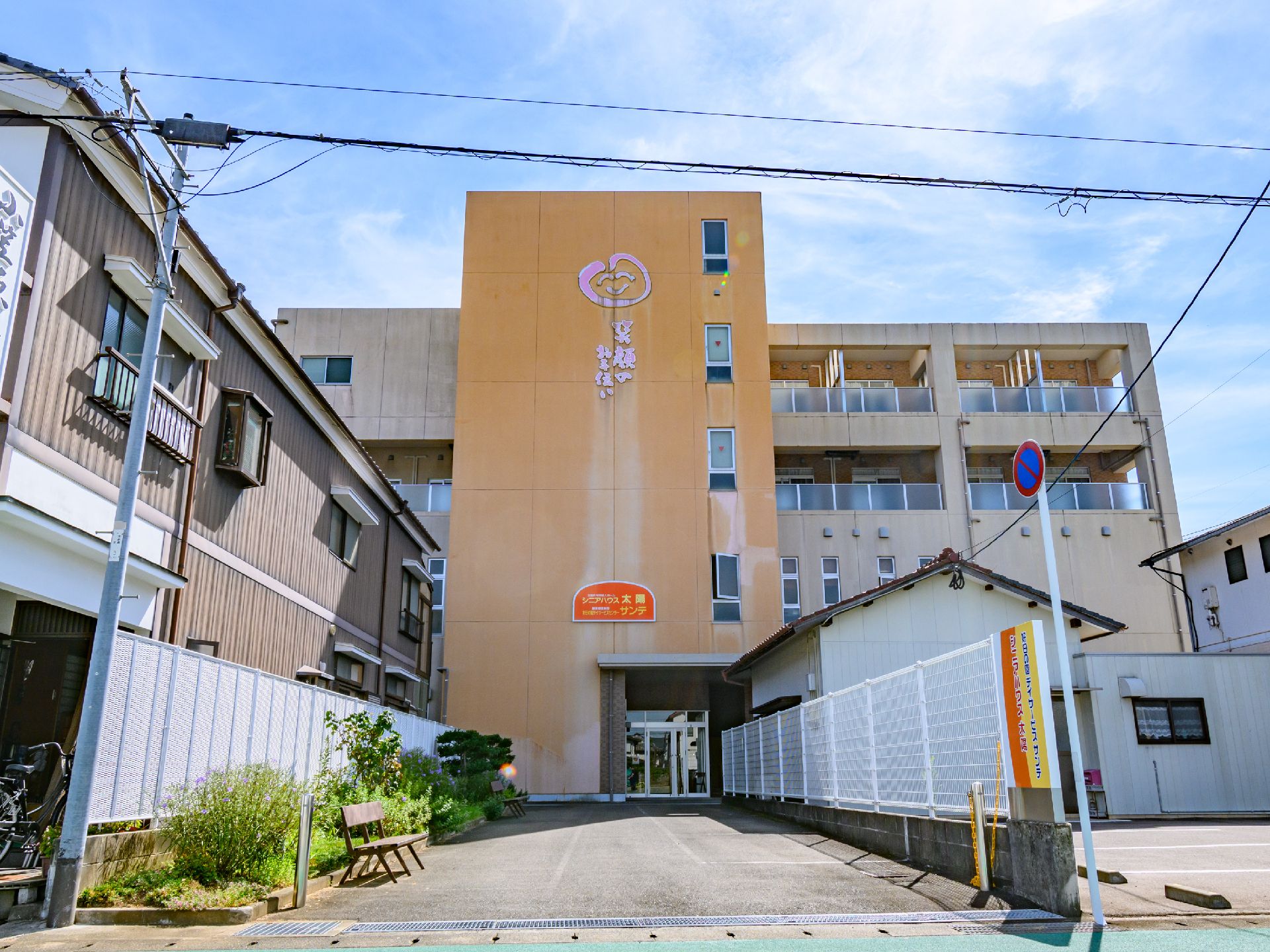バリアフリー化された、手すりが設置してある玄関