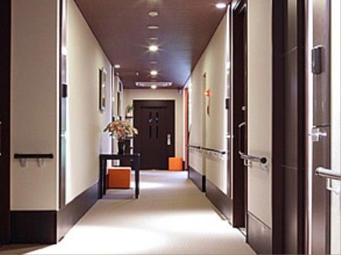 壁に手すりが設置されている廊下