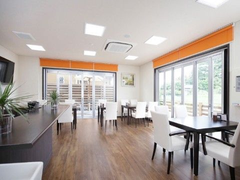 テーブルと白い椅子が配置された共有スペース