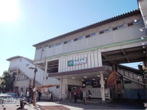 車が停まり人が行き来するＪＲの駅前