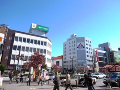 タクシーが停まり人が行き来している駅前のロータリー