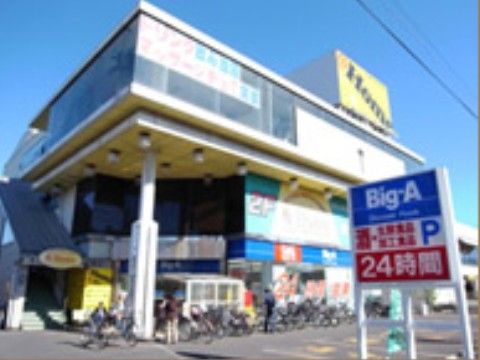 24時間営業の看板が立っているお店の外観