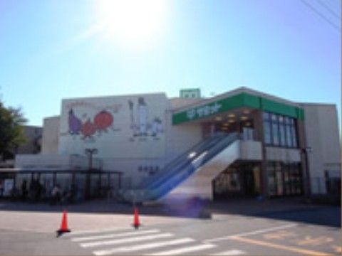 壁に野菜のイラストが描かれているスーパーの外観