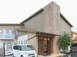 ２階建てであり、駐車場が近隣にある介護施設の外観