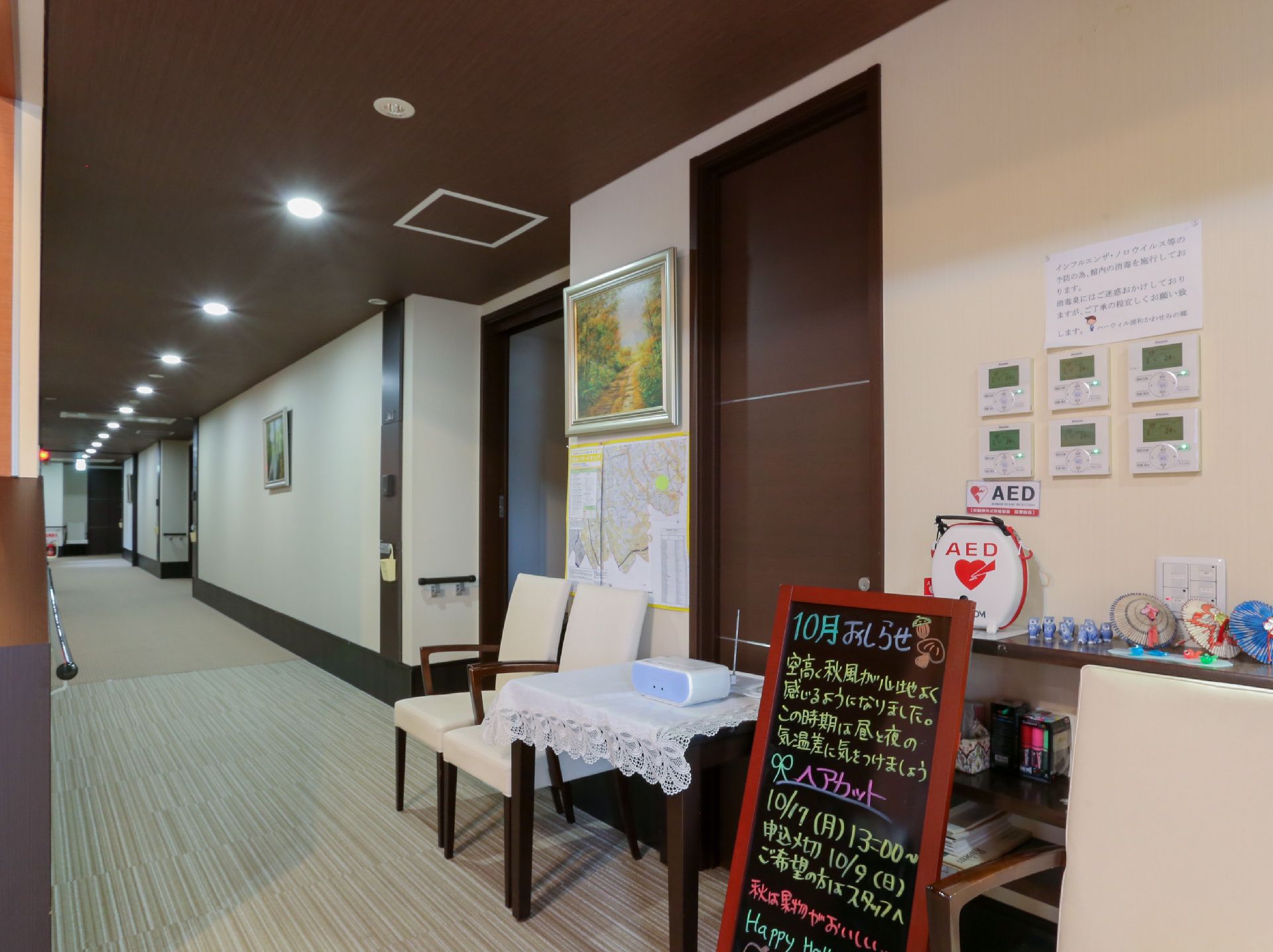 居室のドアを開けやすくするための手すりが設置されている廊下