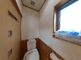 清潔で広々としたトイレと廊下