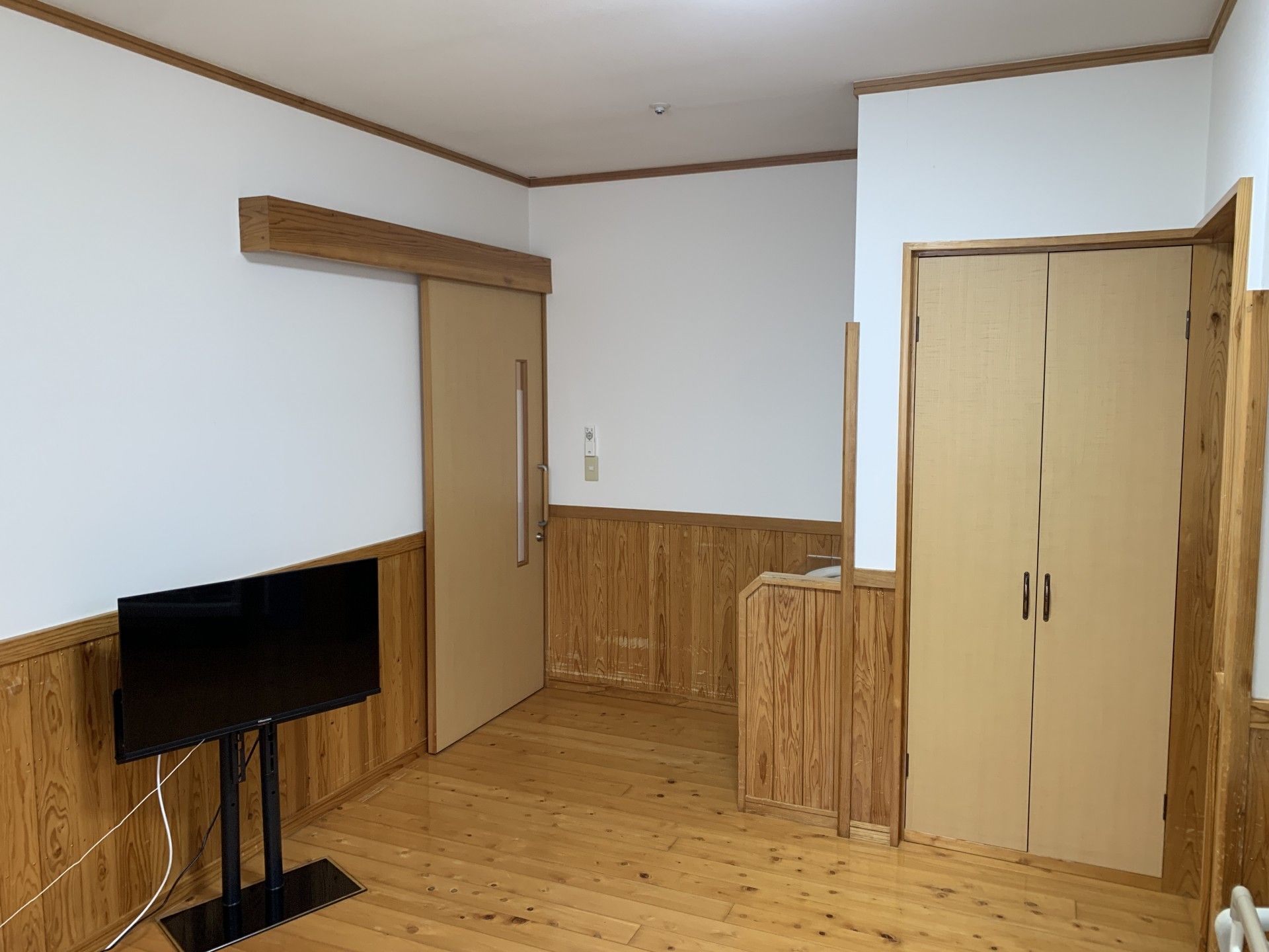 木目調の落ち着いた部屋