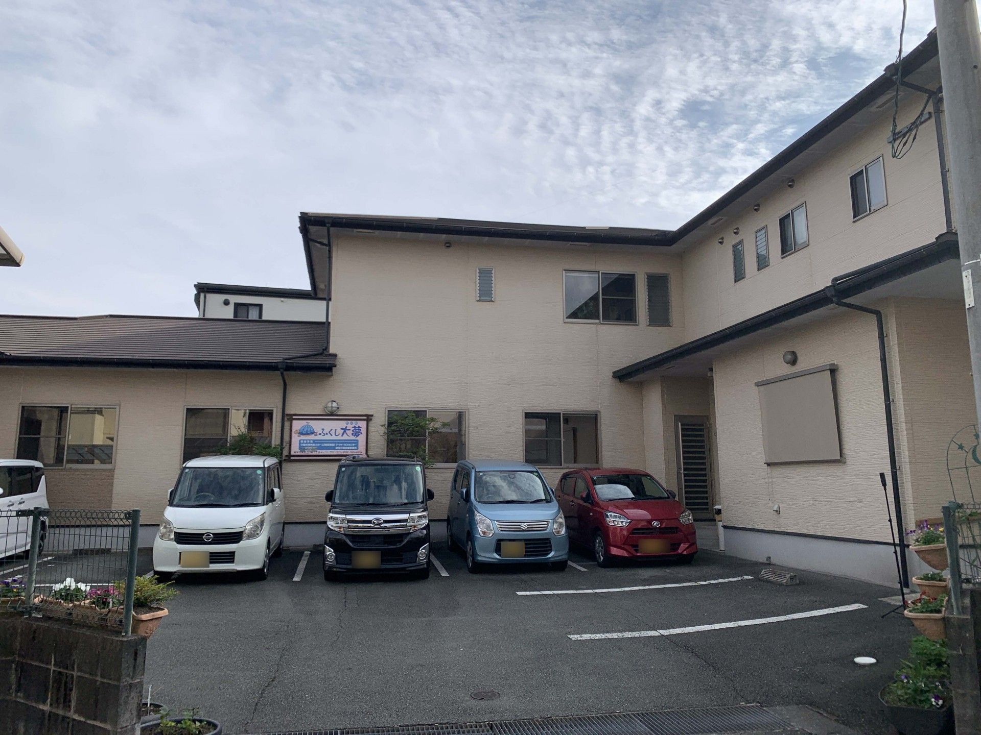 駐車場のある建物外観
