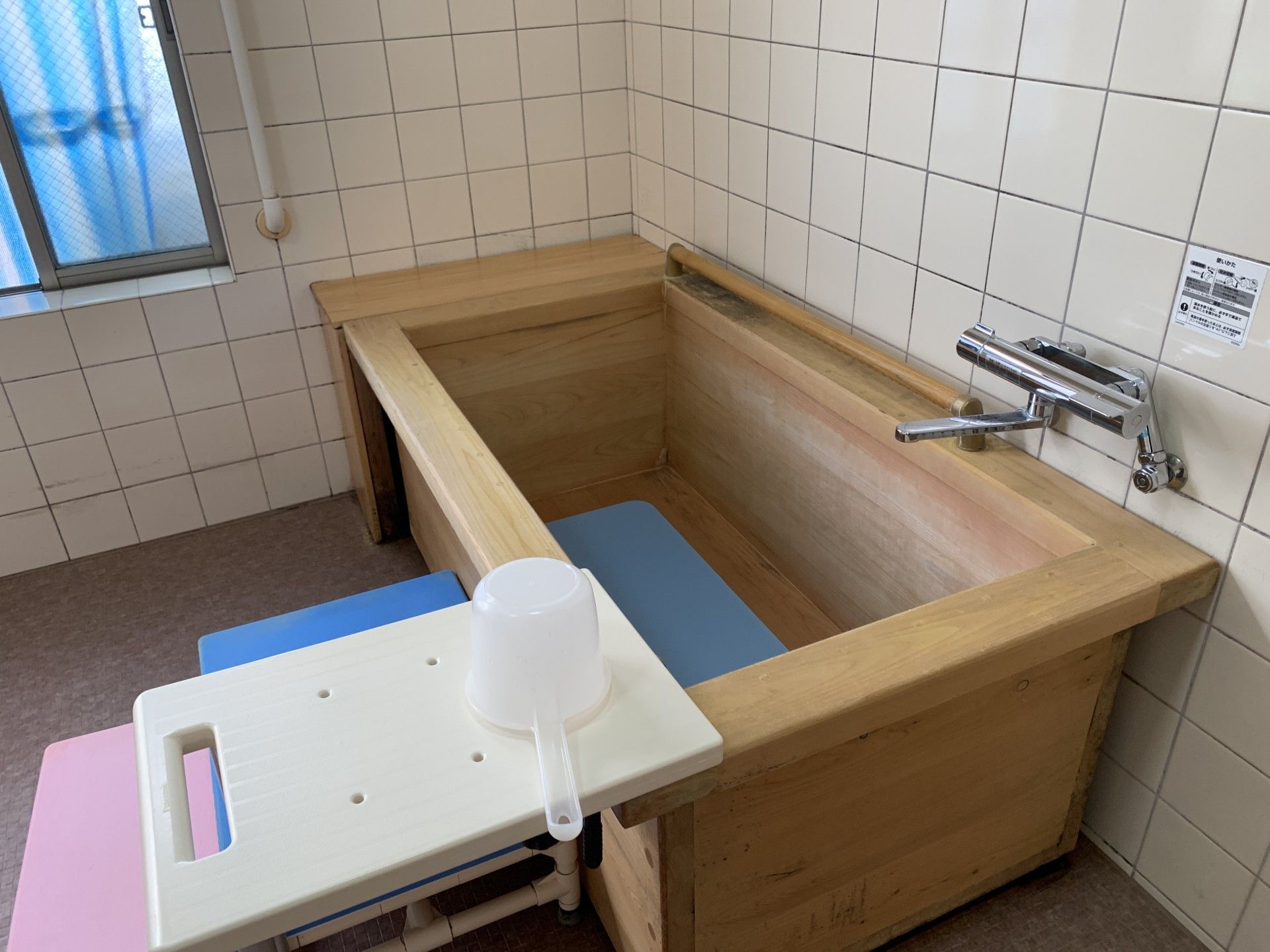 木製の浴槽と洗い場