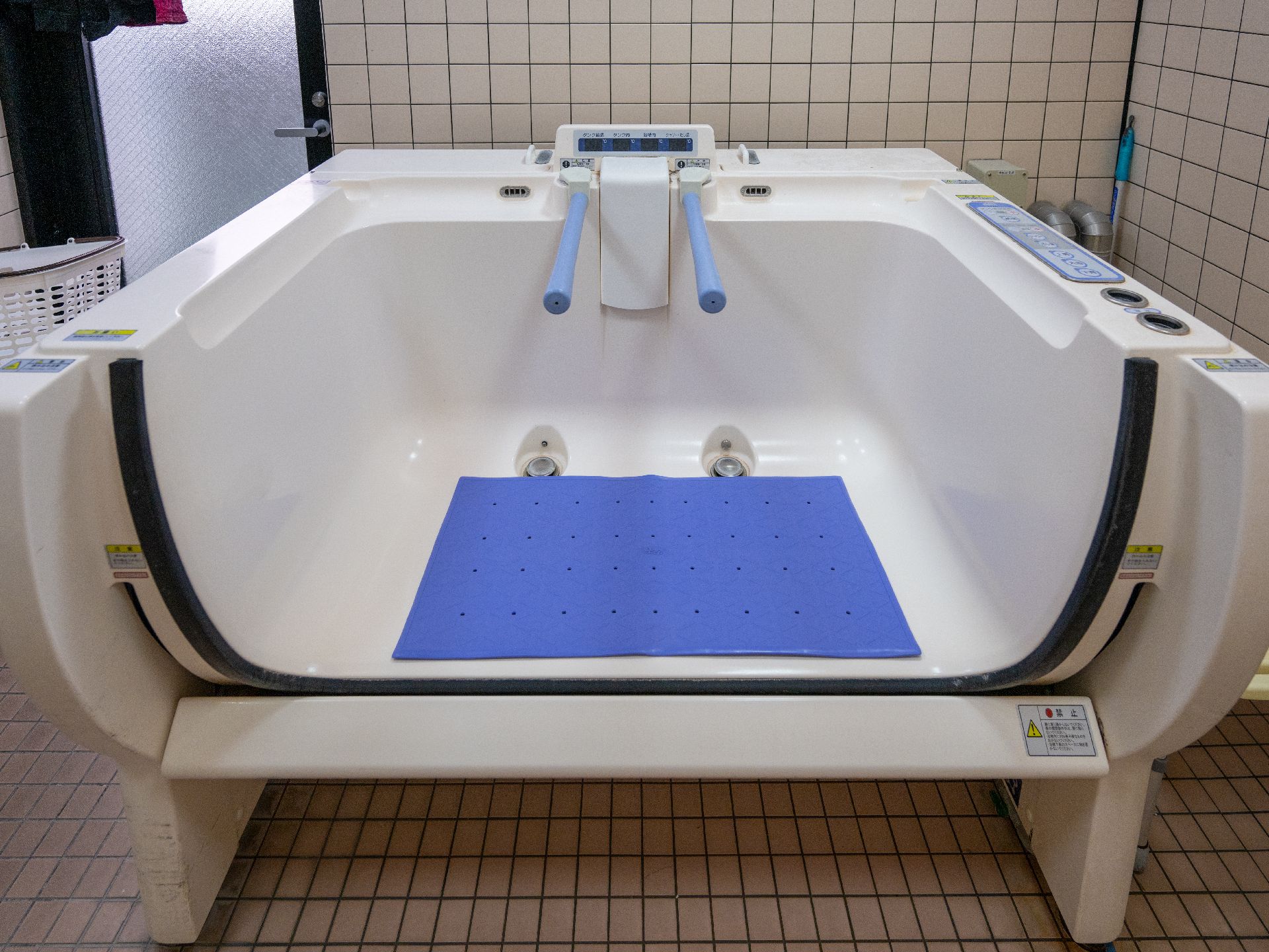 タイル調の部屋に置かれた機械浴用の機械
