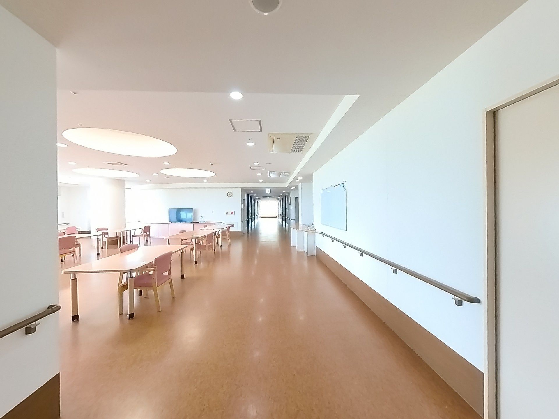 明るい廊下と食堂