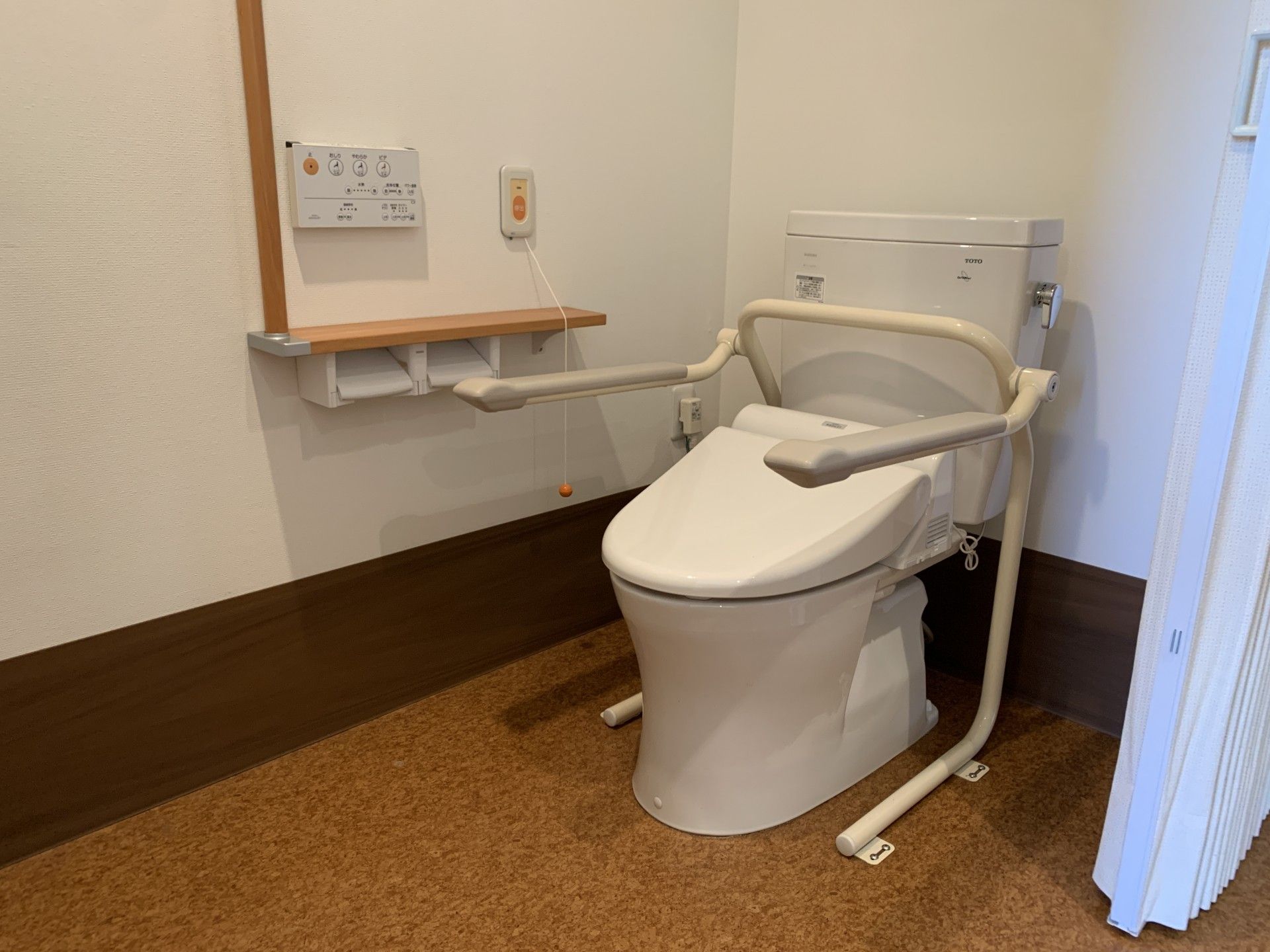手すり付きのトイレ