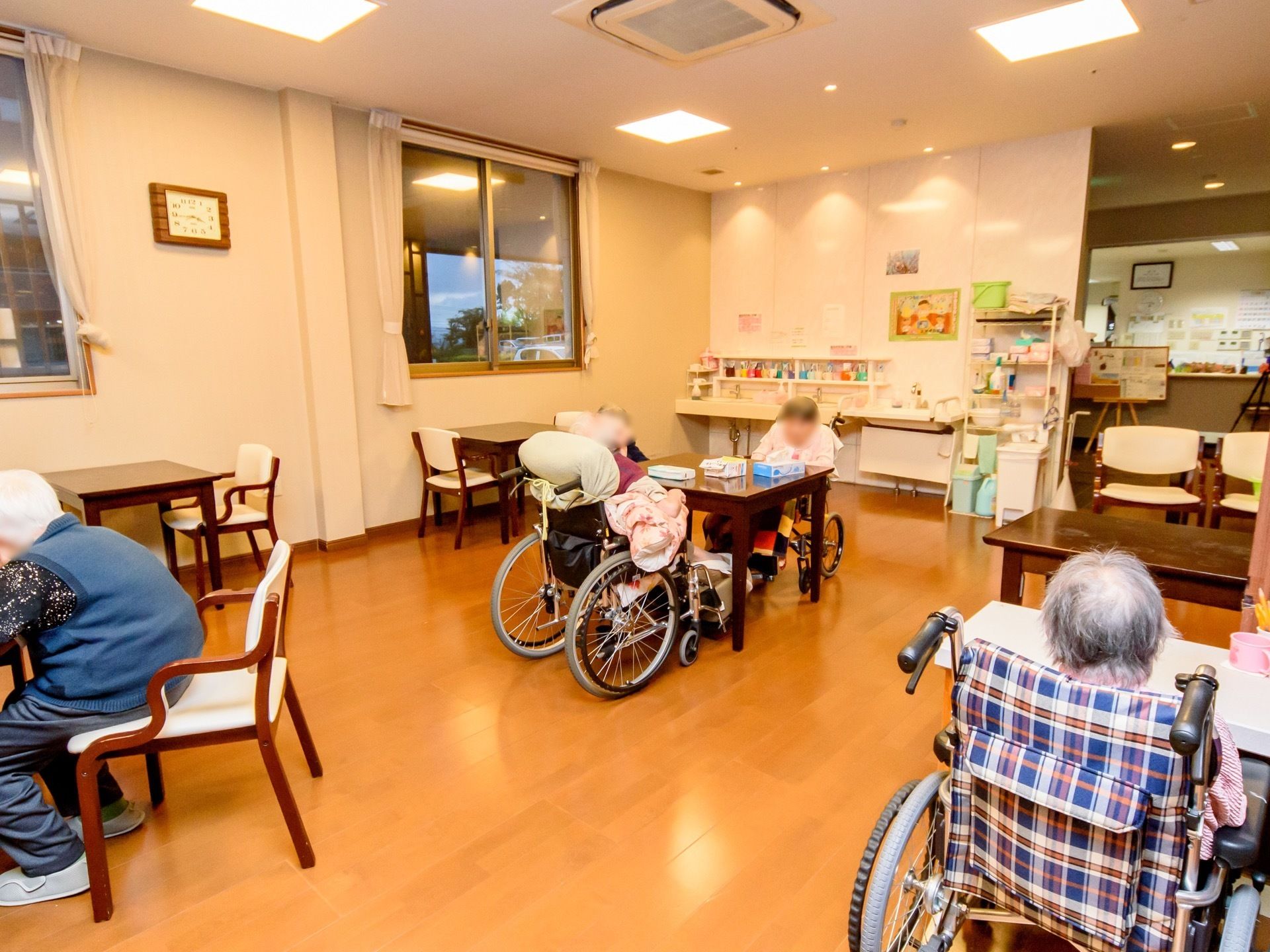少人数で利用できるテーブル配置でそれぞれの食事を楽しめる。間隔を空けたレイアウトで、車椅子に乗ったまま食事ができる。