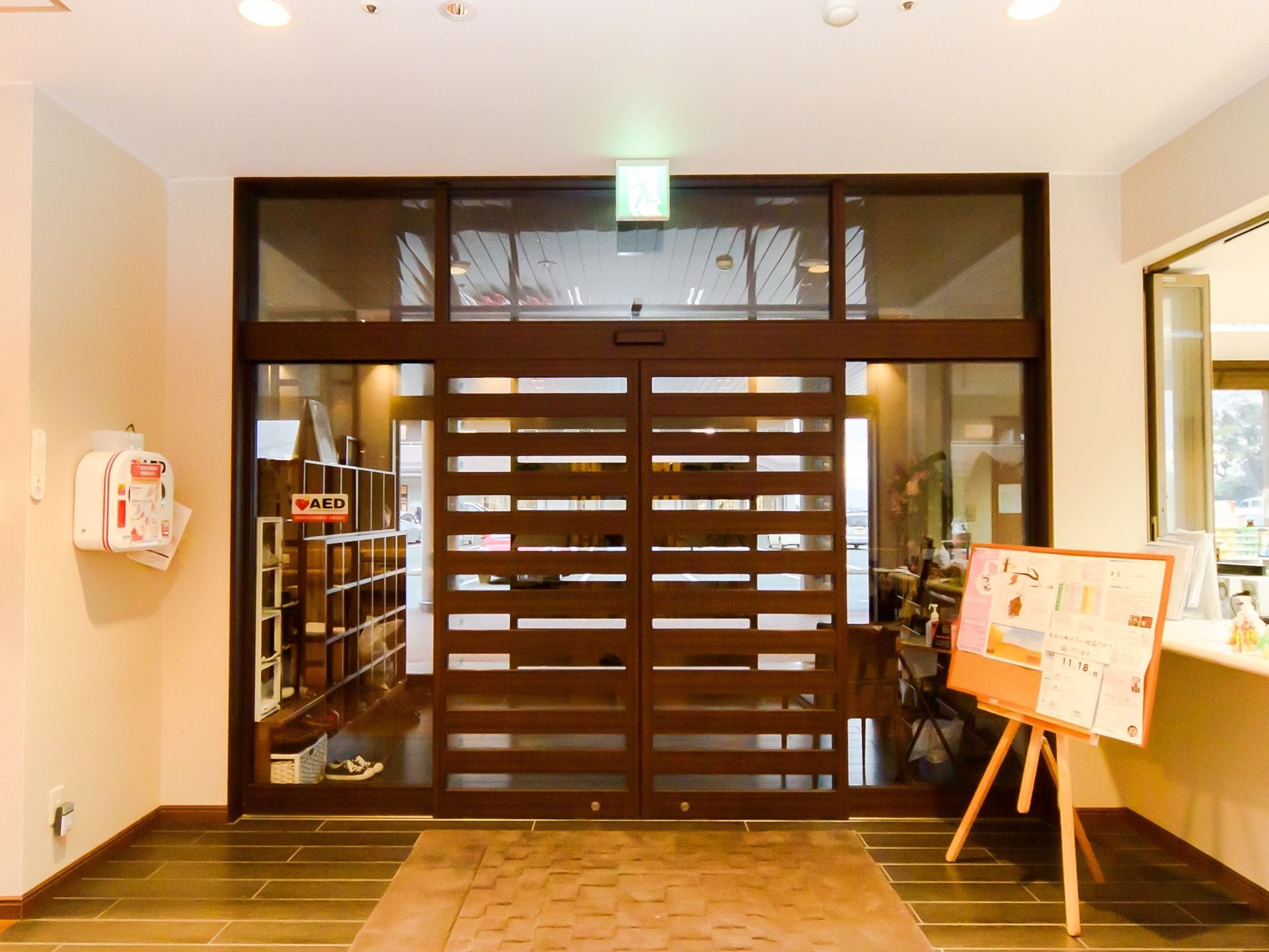 旅館のような高級感が漂う玄関である。できるだけ段差をなくした広い入り口で、車椅子でも出入りしやすい。