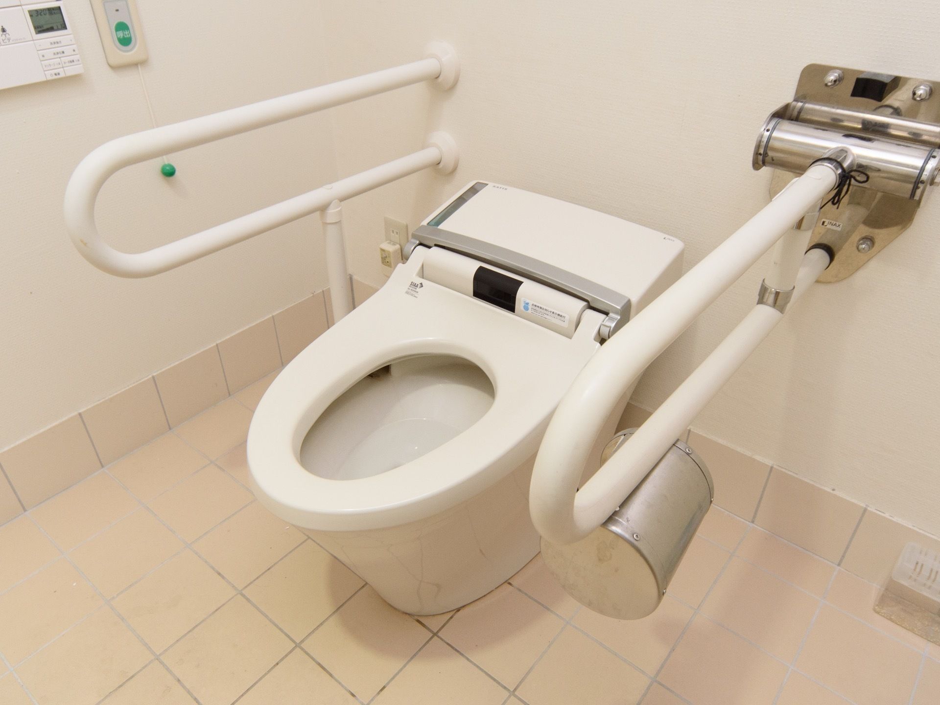 トイレは白を基調とし、便器の両サイドに手すりが設置されている。座った状態のままでも呼出ボタンが押せるため、緊急時も安心である。