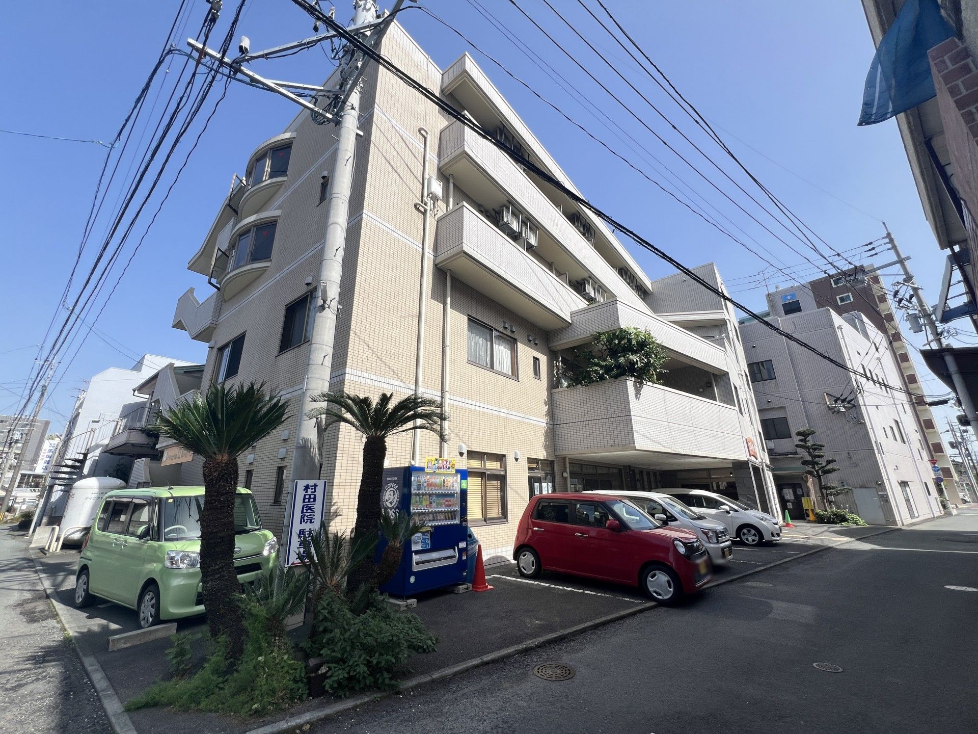 都会の明るい建物外観