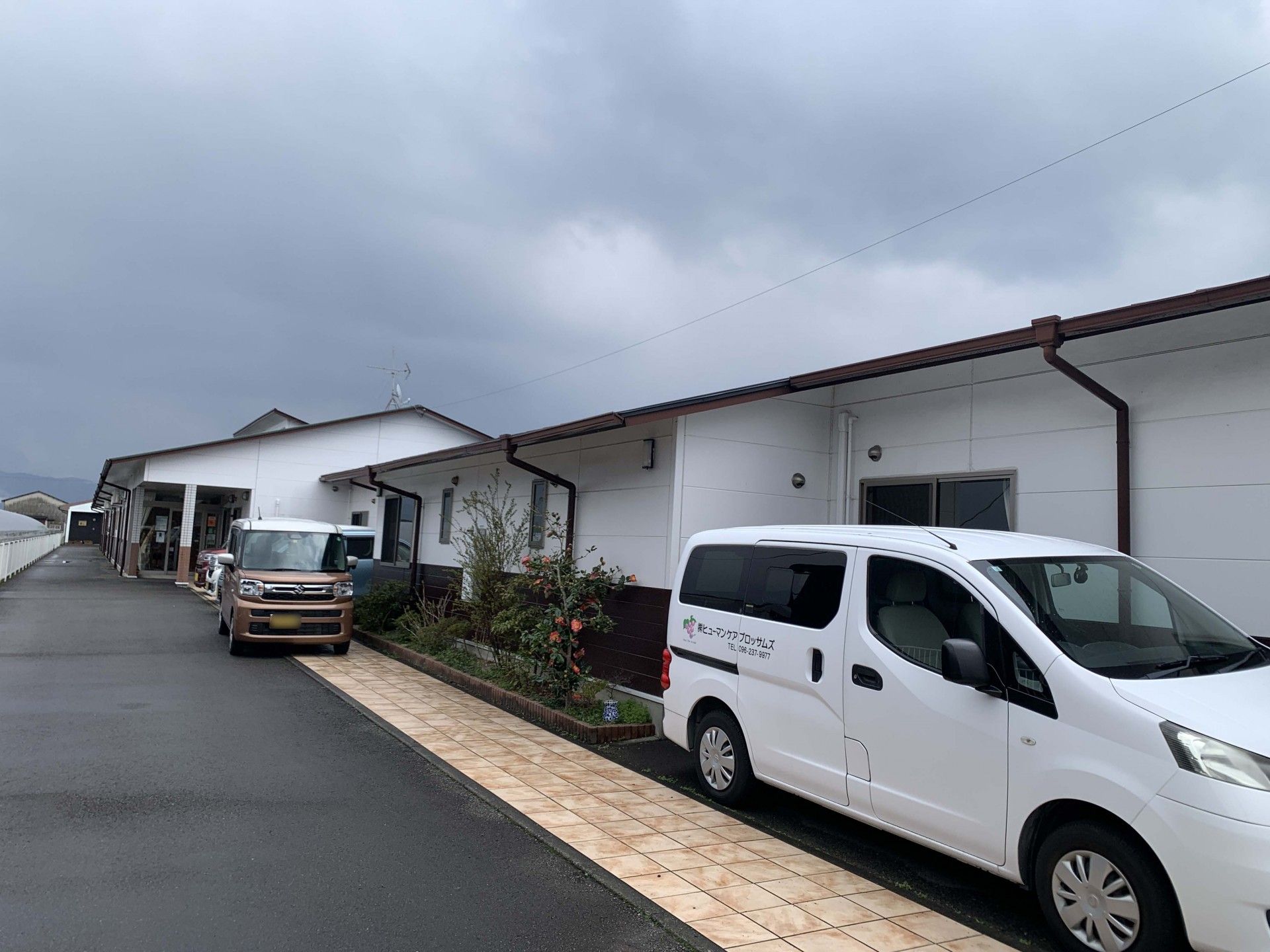 車両が並ぶ建物の外観