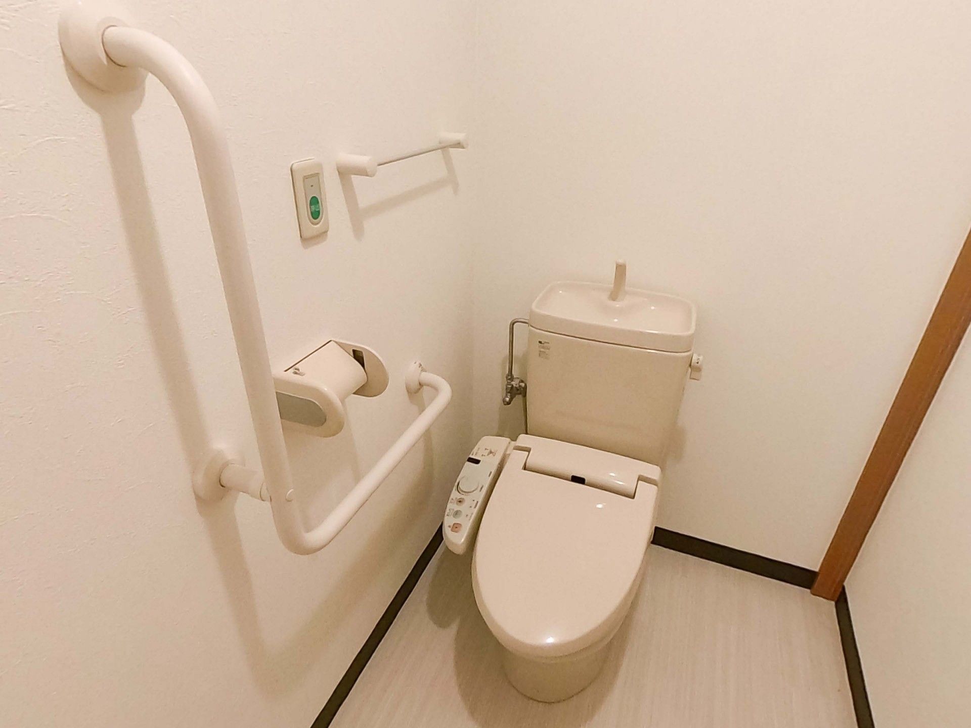 手すり付きのトイレ
