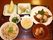 炊き込みご飯やすいもの、煮物に天ぷら、デザートと、豪華な内容の食事。