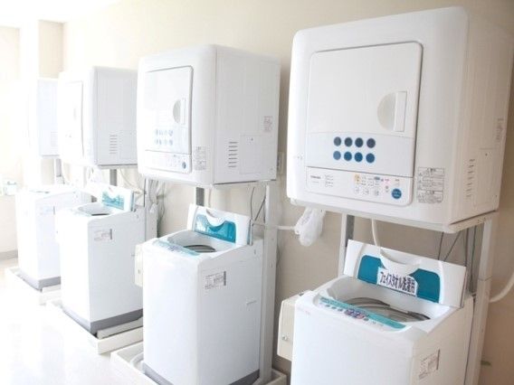 洗濯機と乾燥機がペアで置かれた洗濯室。