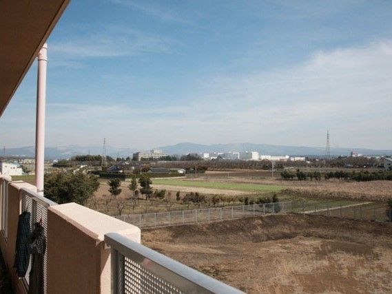バルコニーからは自然あふれる周辺の風景や遠くに見える街並みを眺めることができる。