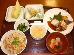 炊き込みご飯やてんぷら、煮物といった高齢者の好物が並んだトレー。