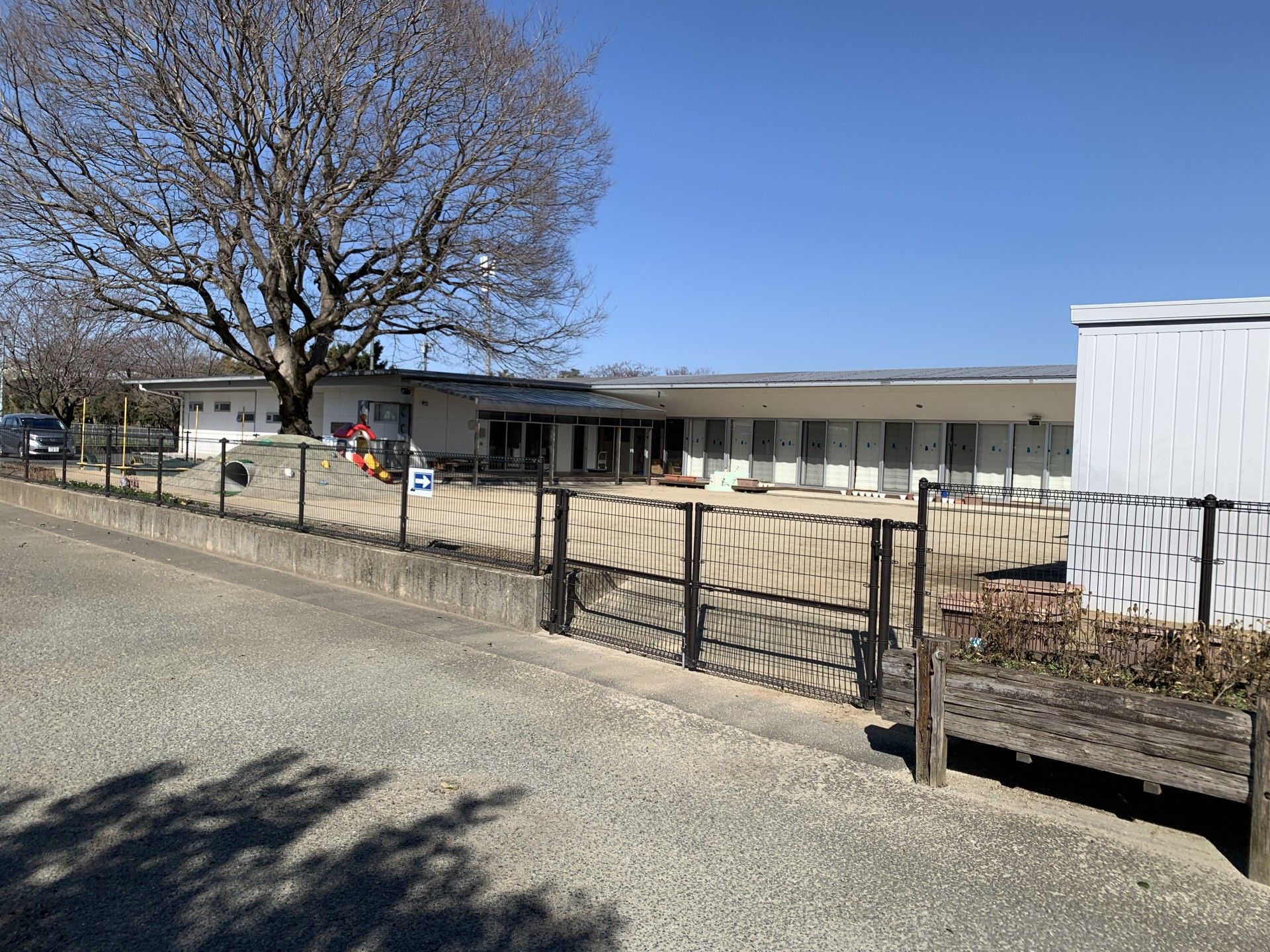 広い庭のある建物