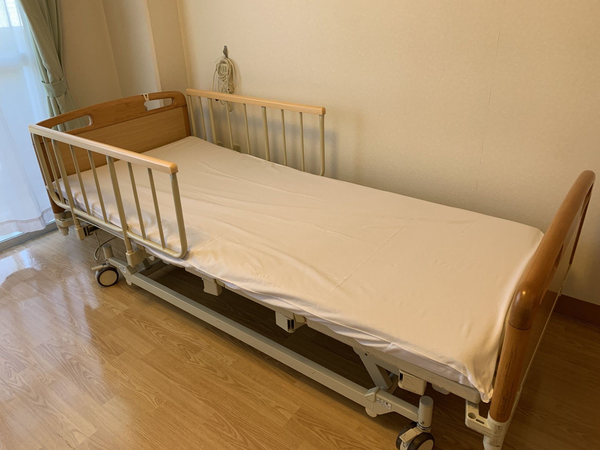 シンプルなベッドの部屋