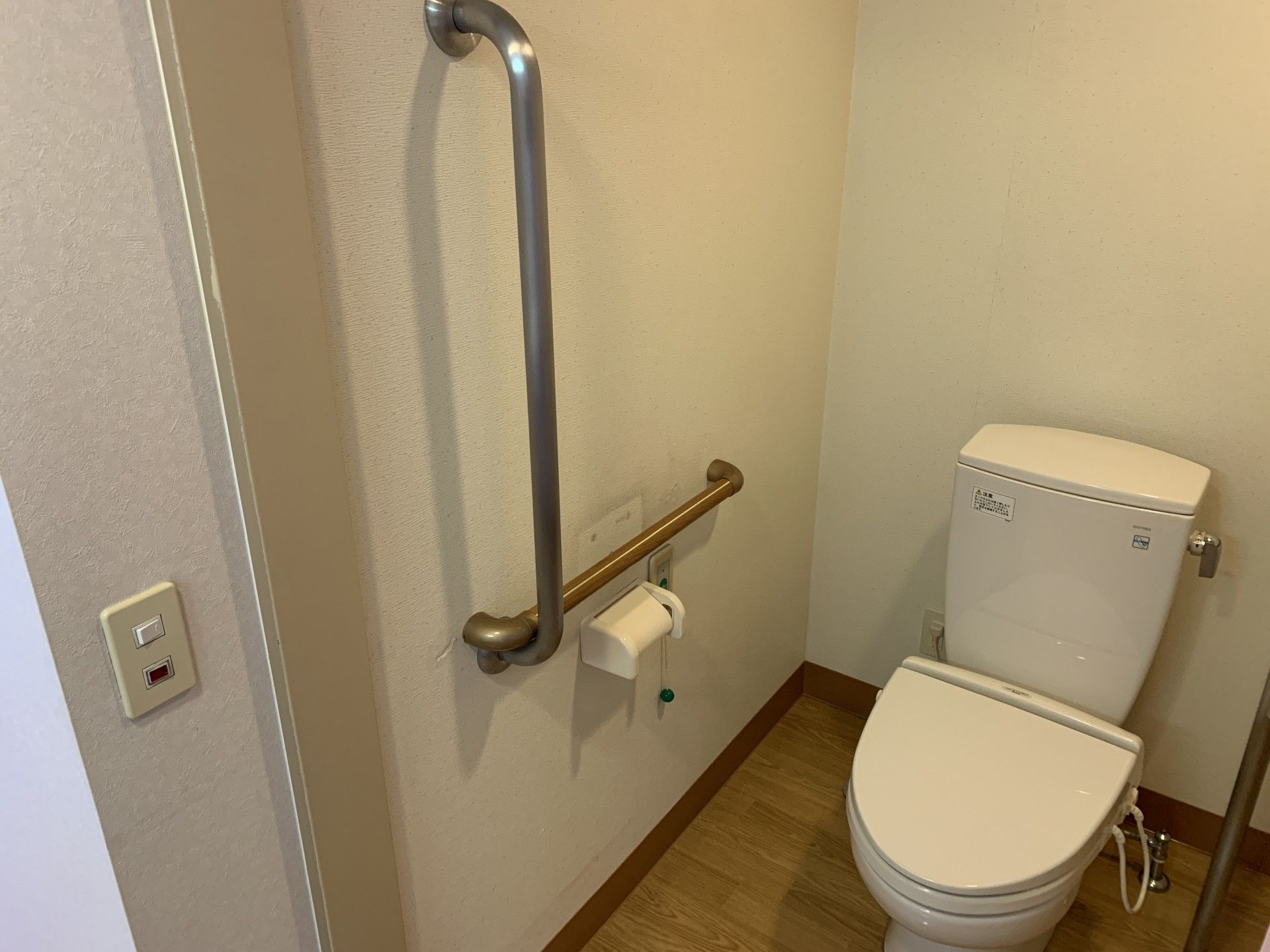 手すり付きのトイレ