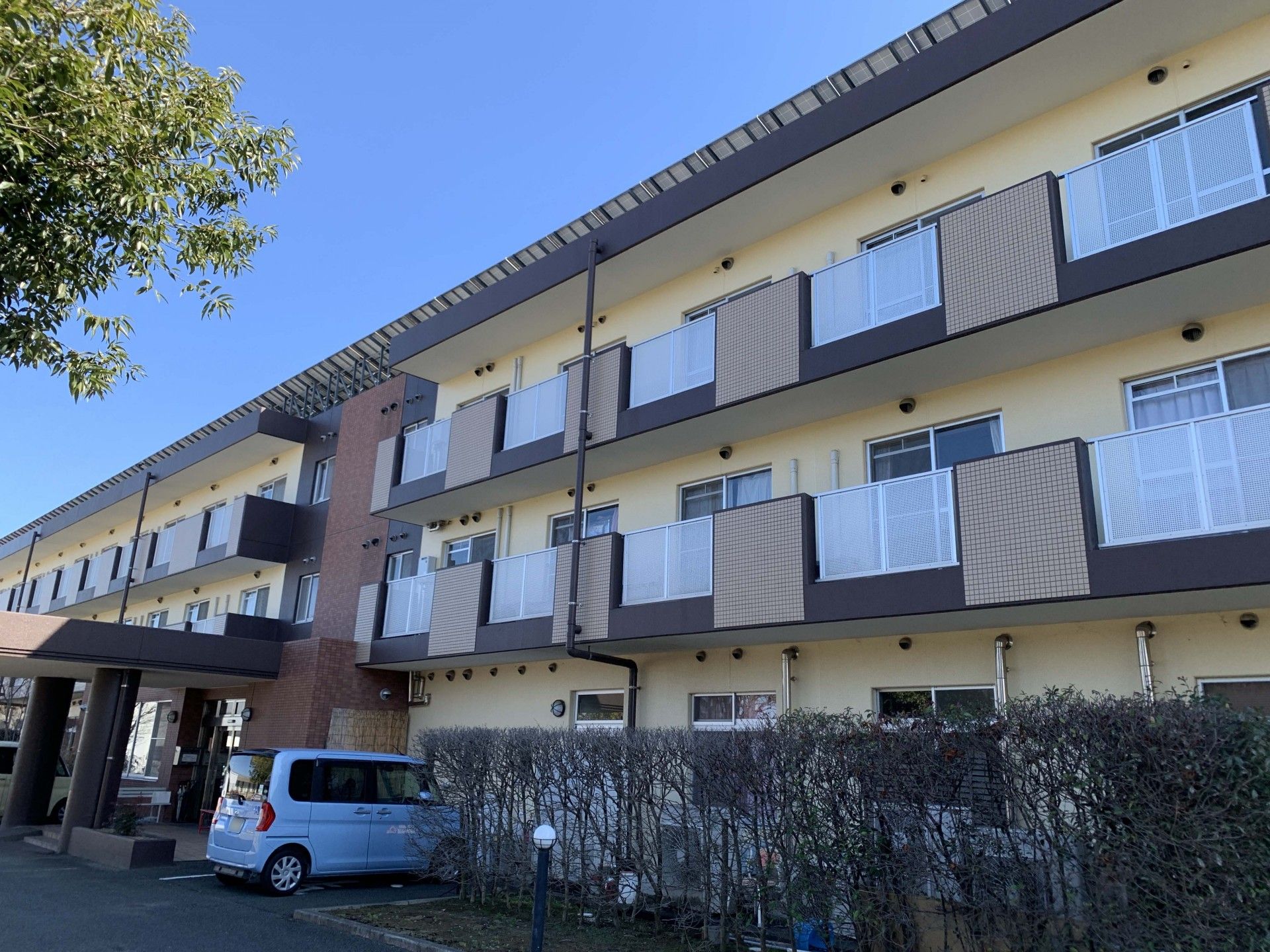 三階建ての建物外観