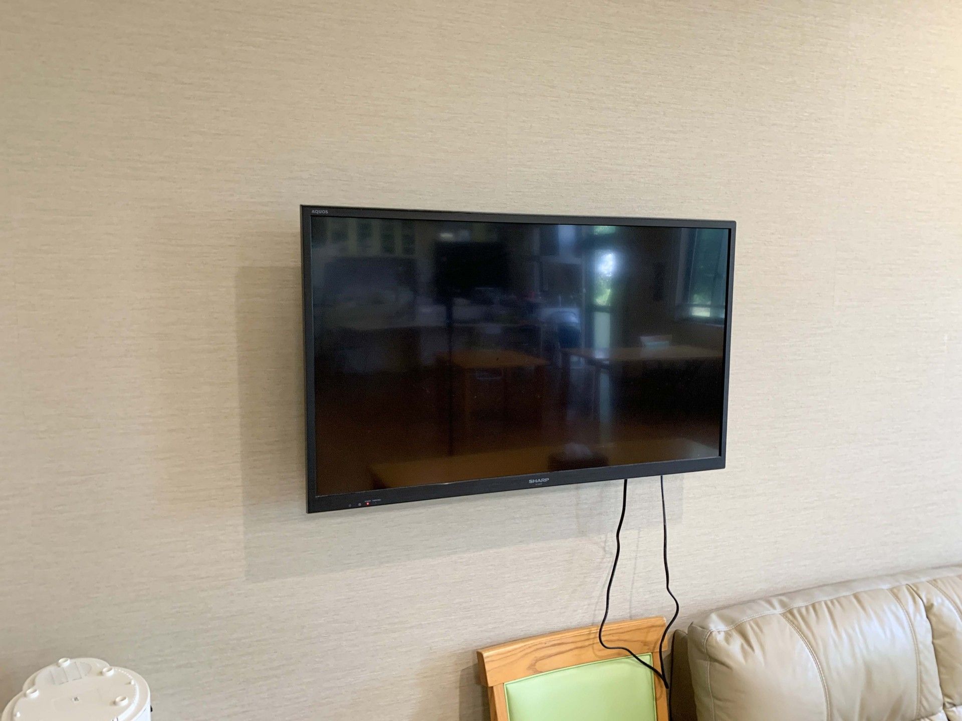 壁掛けテレビとソファ