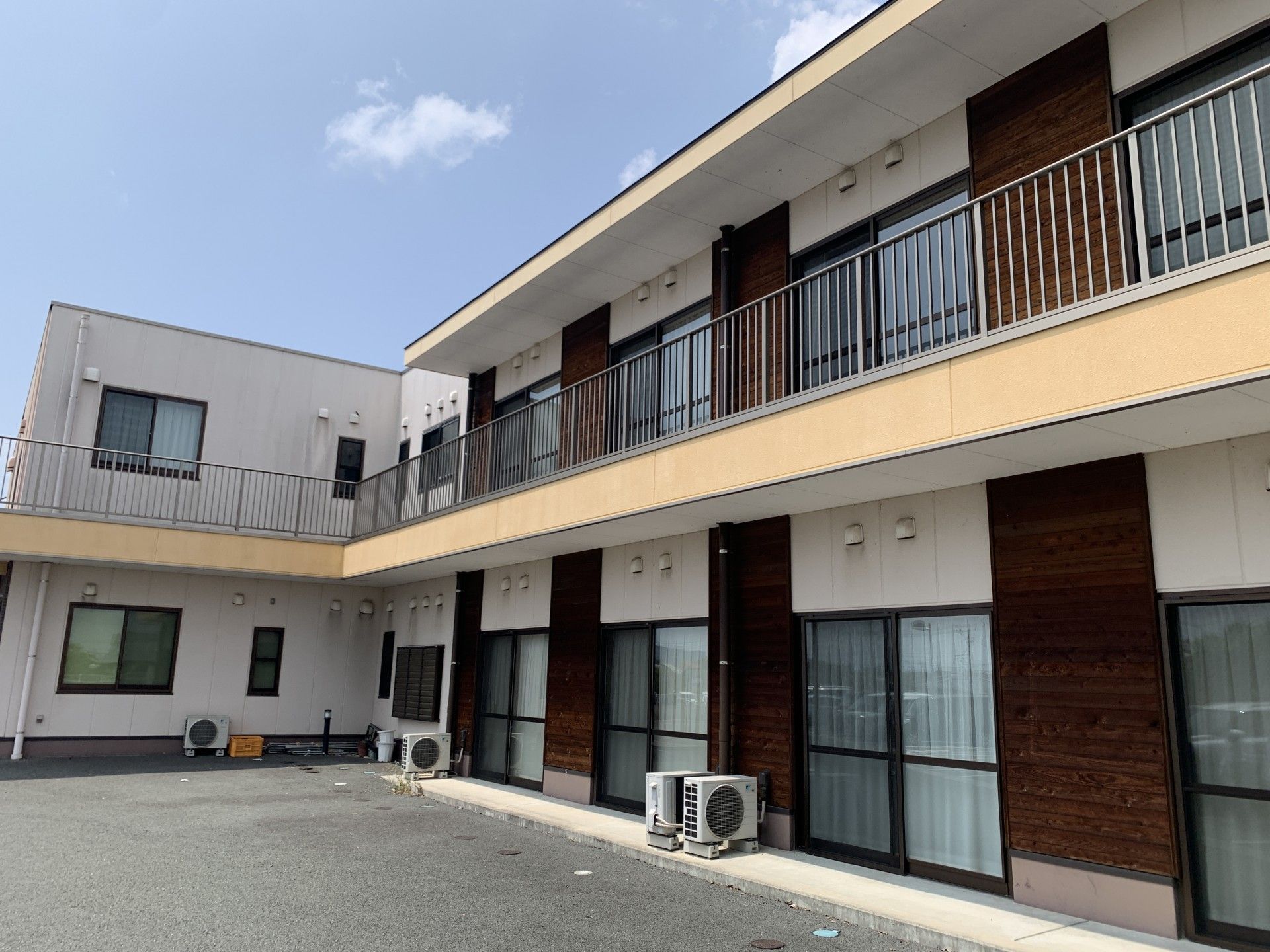 日差しが差し込む建物外観