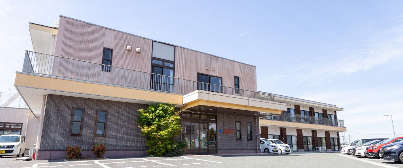 明るく広々とした建物外観