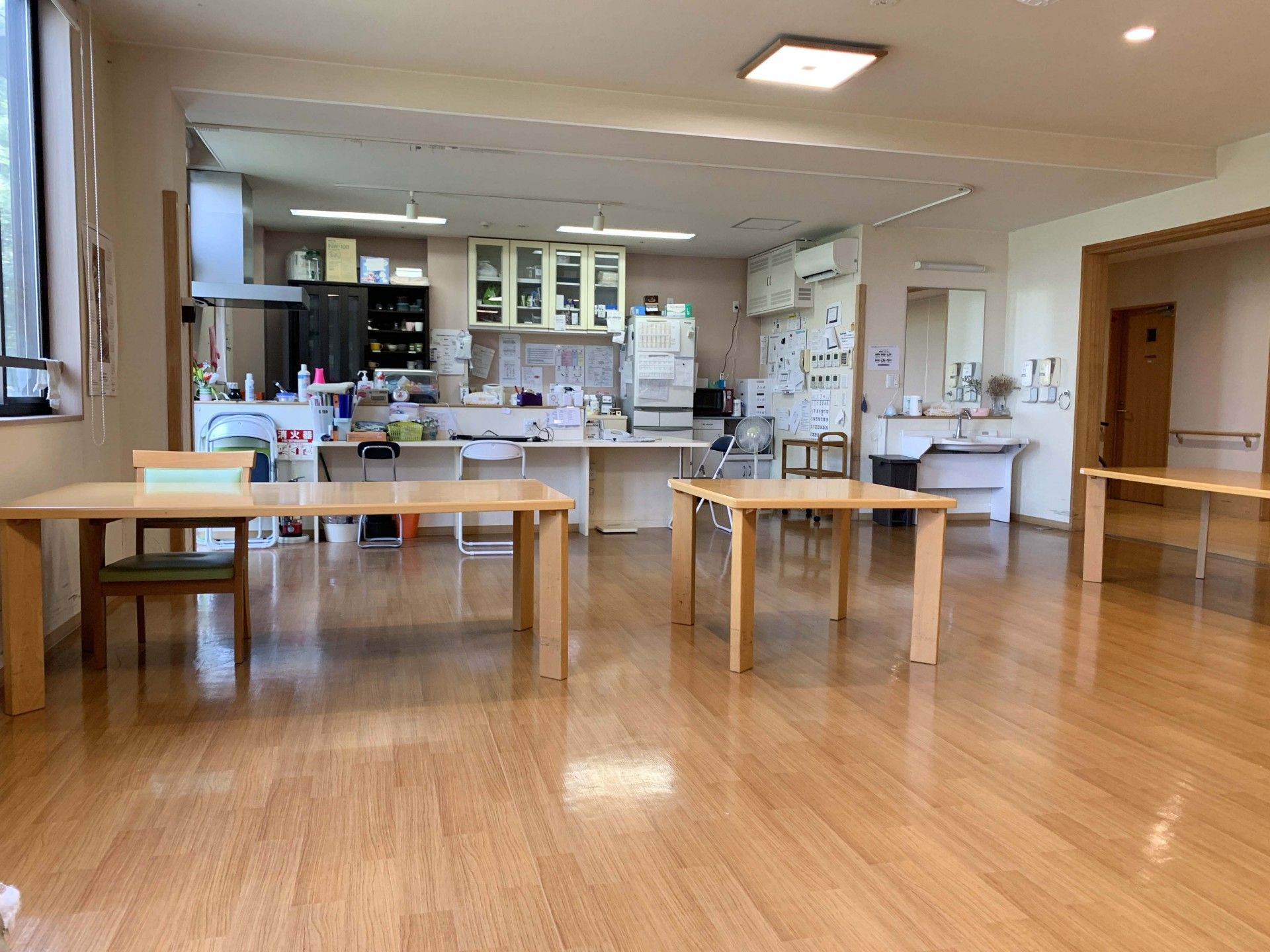 広々とした食事スペース