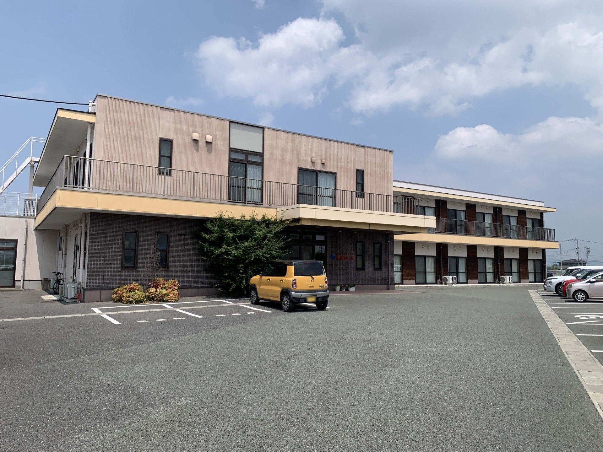 広い駐車場の建物