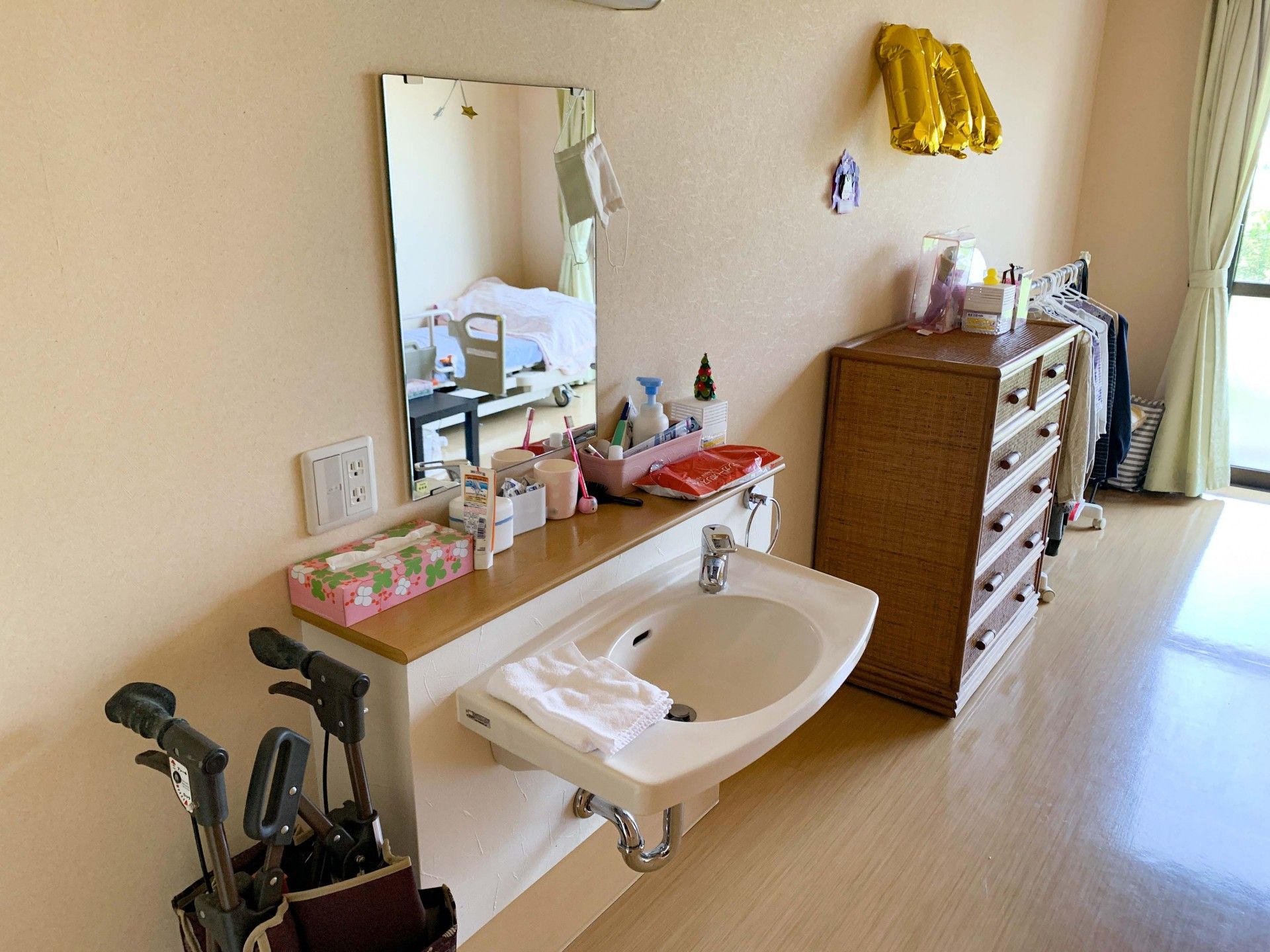 洗面台と収納のある部屋
