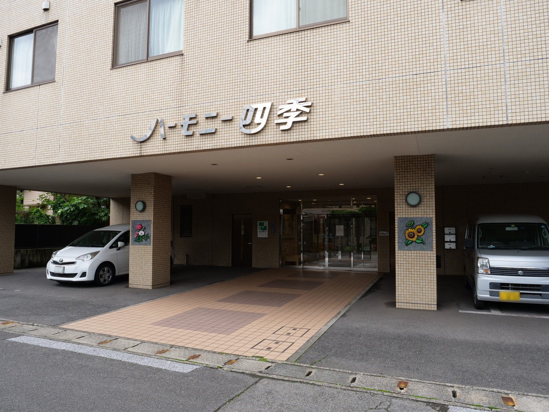 入り口が広い建物正面
