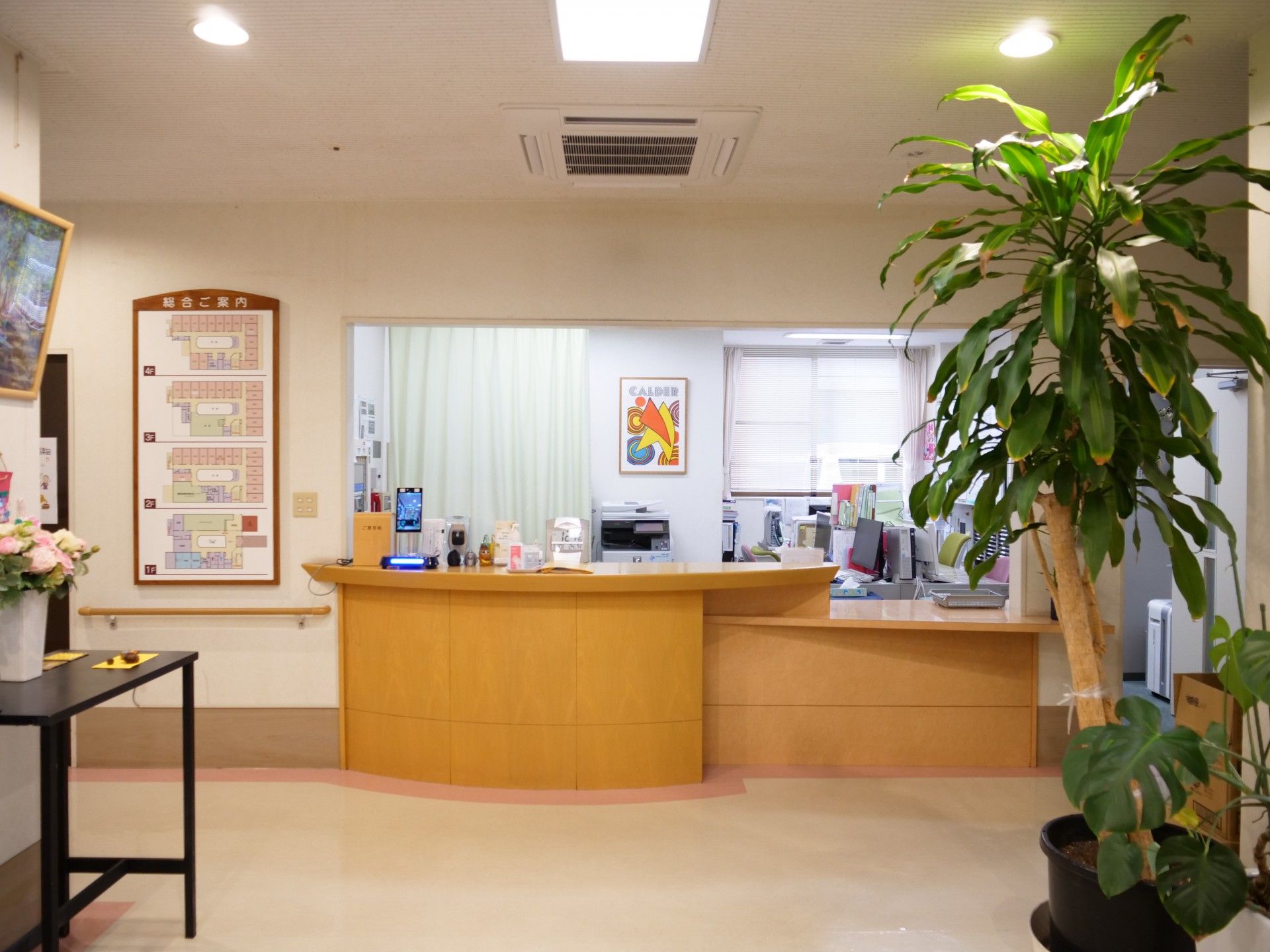 明るく清潔な受付エリア