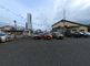 広々とした駐車場の外観