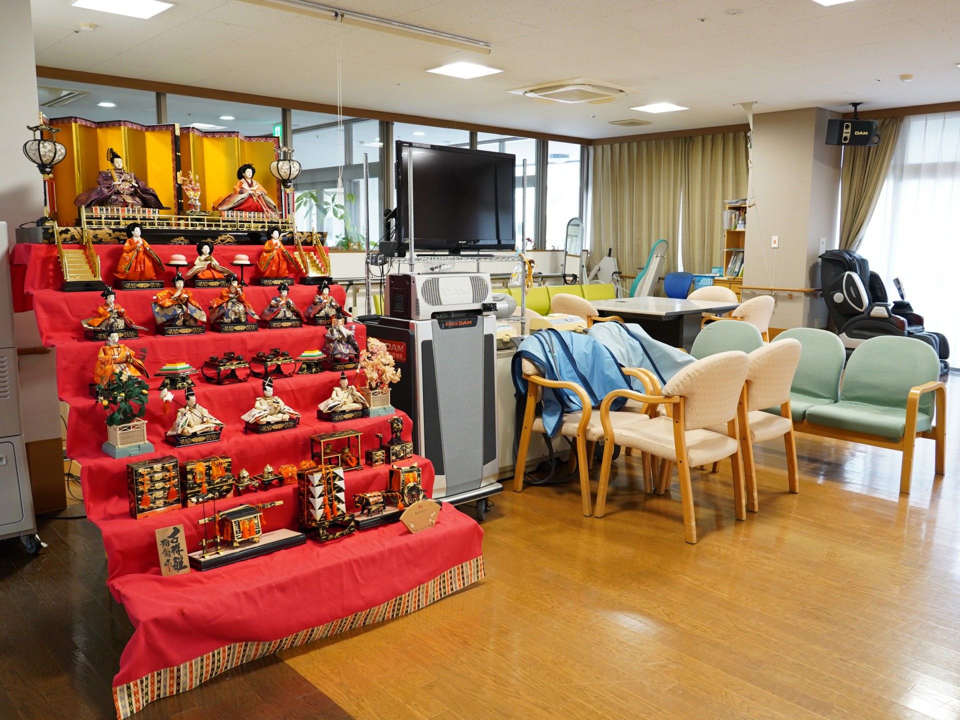 ひな人形と椅子のある部屋