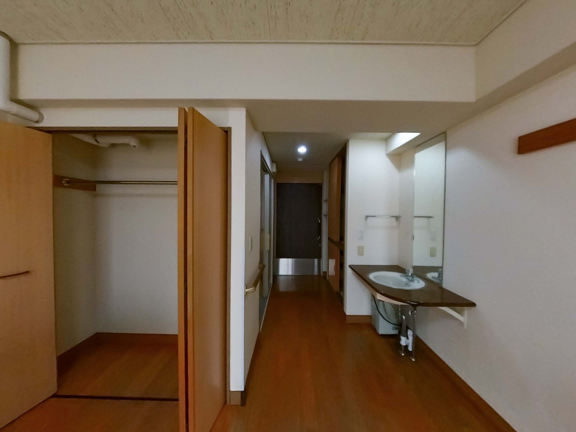 居室の洗面台と収納