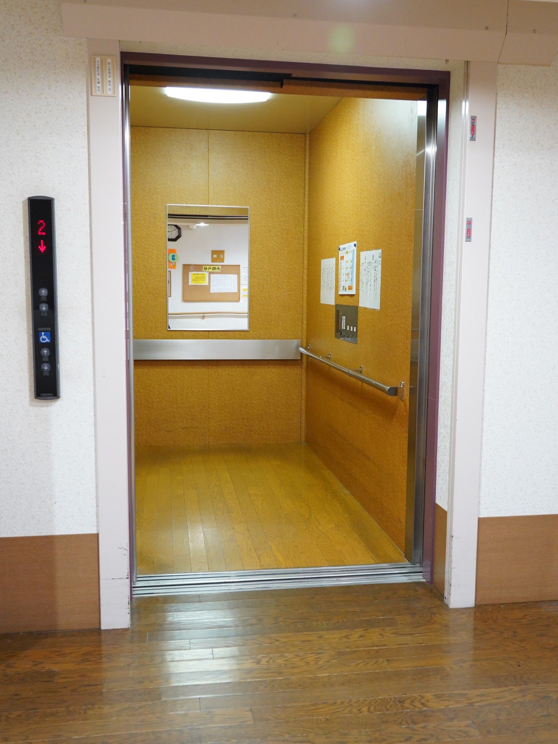 広いエレベーター