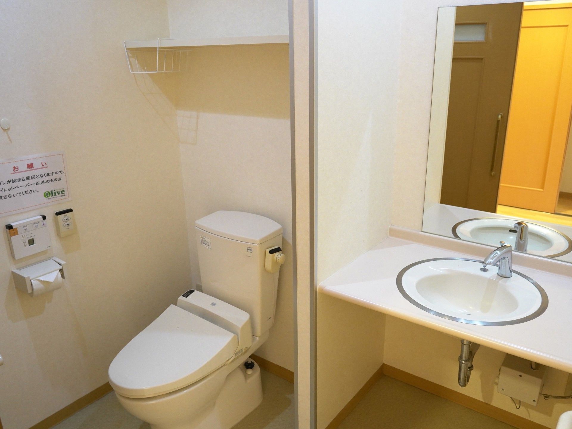 清潔なトイレと洗面所