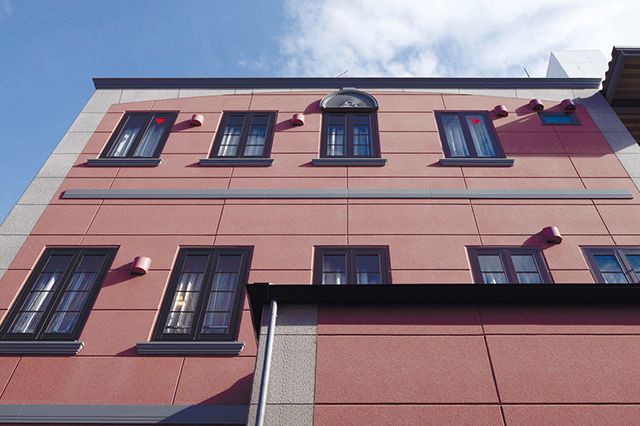 赤茶色の外壁の建物