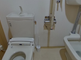 バリアフリーのトイレと手洗い設備