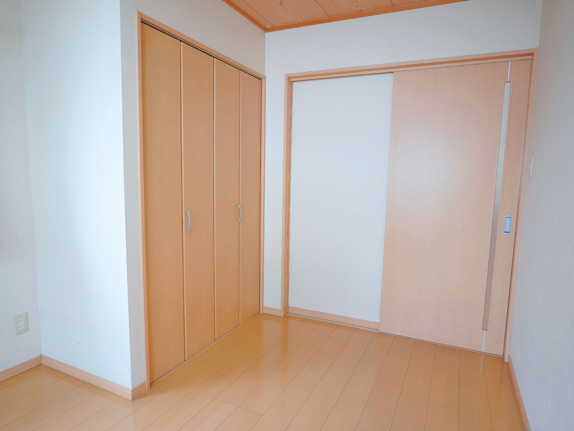 窓から日差しが入り、段差がない居室