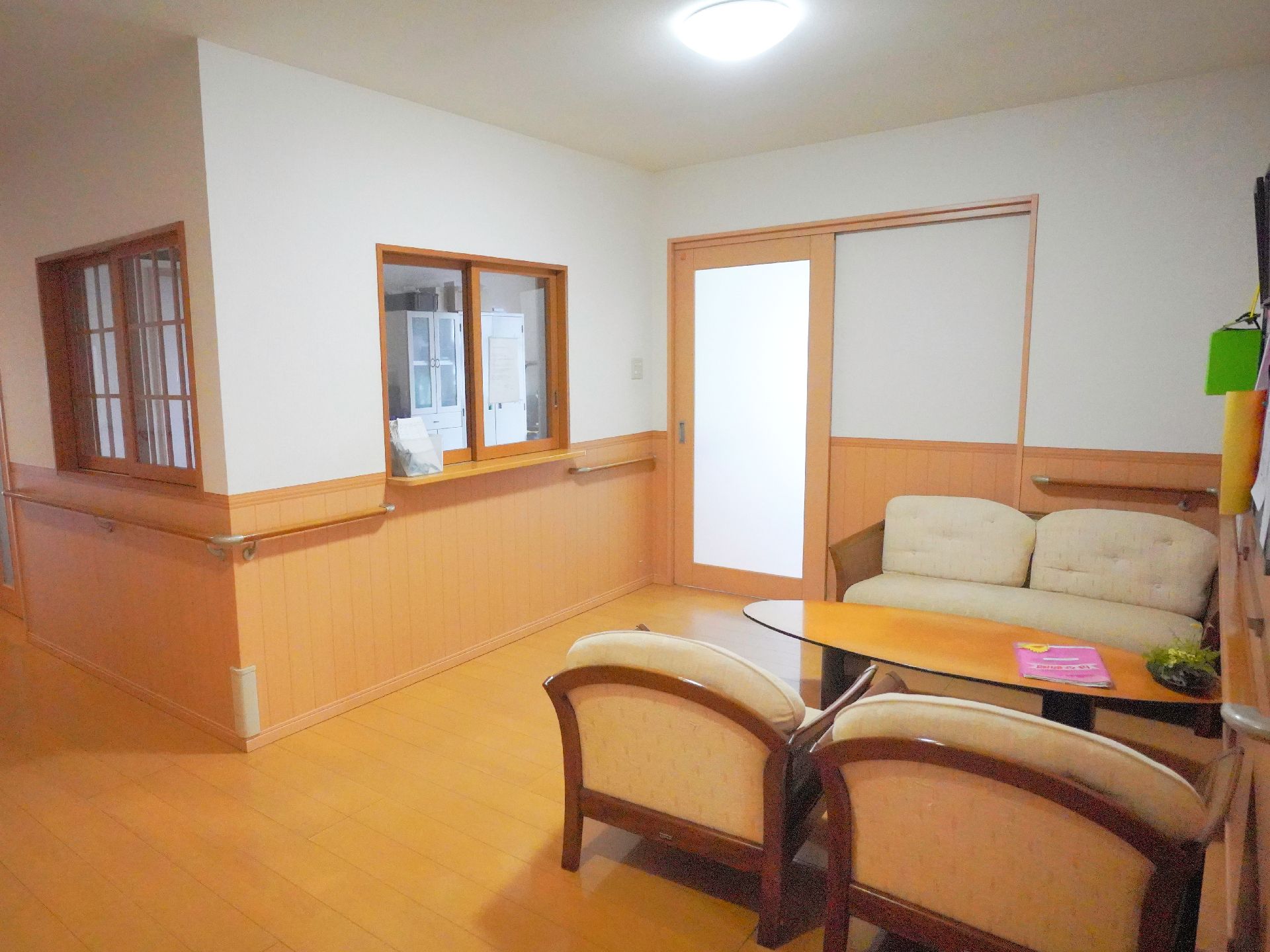 スタッフルームも兼任している、明るく広い受付