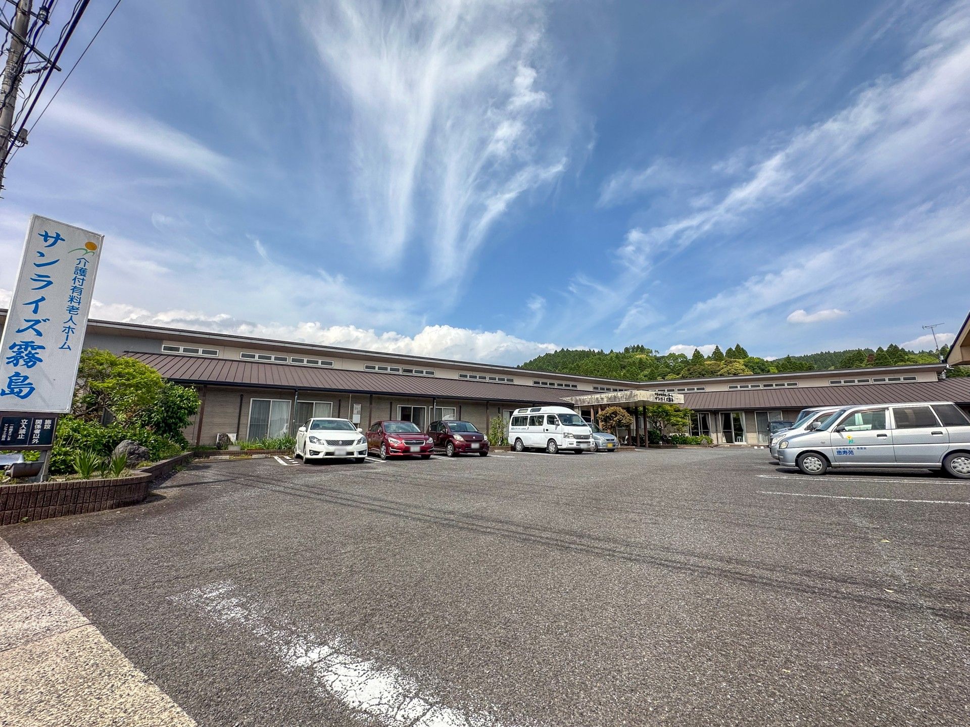 駐車場と建物の外観